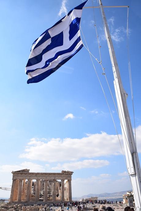 14_Griechische-Flagge-Akropolis-Parthenon-Athen-Griechenland-Kreuzfahrt-Mittelmeer