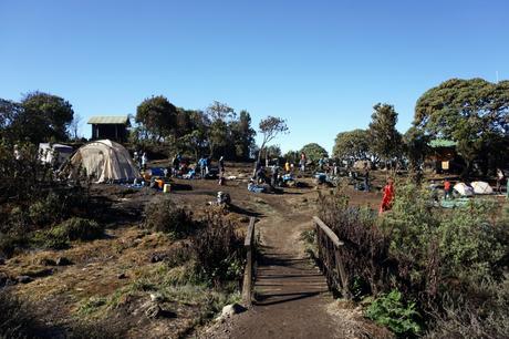 Kilimandscharo – Besteigung – Motivationstanz im Shira-Cave Camp