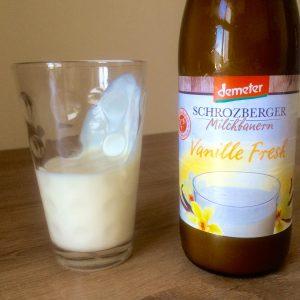 Glas halb voll mit Schronzberger Vanille Fresh, Flasche daneben