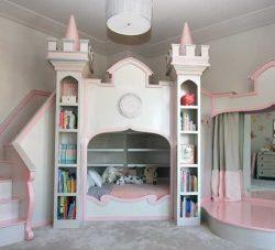 Das Bett umrahmt von Zinnen und Türen. Nebenan eine Bühne: Das Zimmer wird für kleine Prinzessinnen zum Schloss umgebaut.