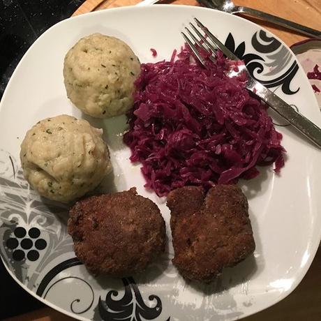Buletten mit Semmelknödel und Rotkohl #foodporn #beinahewieweihnachten - via Instagram