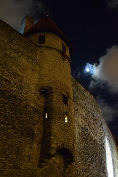 24_Festung-Stadtmauer-Tallinn-Estland-Baltikum-bei-Nacht