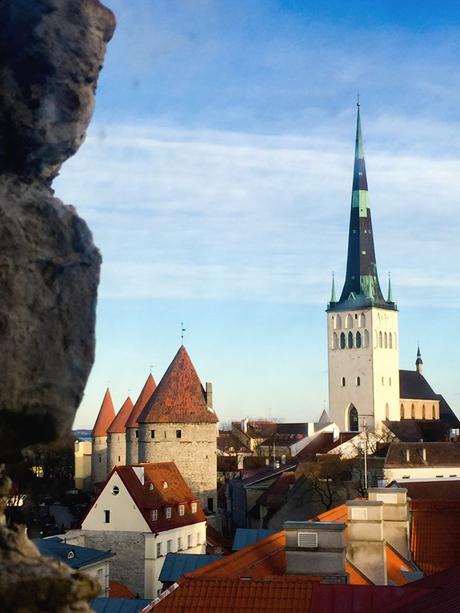 17_Blick-aus-dem-Turm-der-Stadtmauer-auf-die-Olaikirche-und-historische-Altstadt-Tallinn-Estland