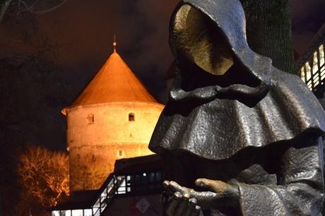 23_mytische-Moench-Statue-mittelalterlicher-Turm-Kiek-in-de-Koek-Stadtmauer-Tallinn-Estland-Baltikum