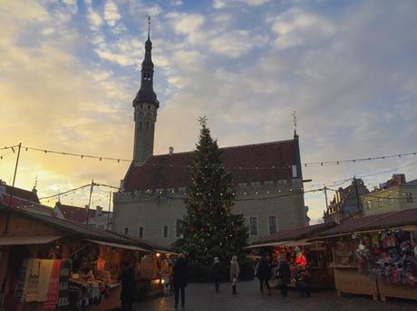 03_Sonnenaufgang-Weihnachtsmarkt-Rathausplatz-Altstadt-Tallinn-Estland