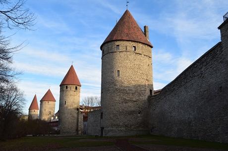 15_4-Tuerme-mittelalterliche-Stadtmauer-Tallinn-Estland-Ostsee