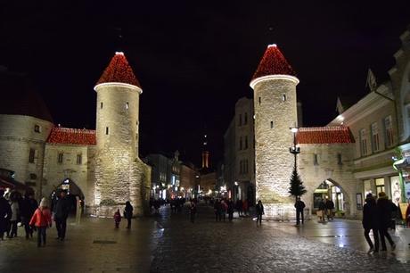 20_Viru-Tor-Stadtmauer-Tallinn-Estland-Ostsee-bei-Nacht