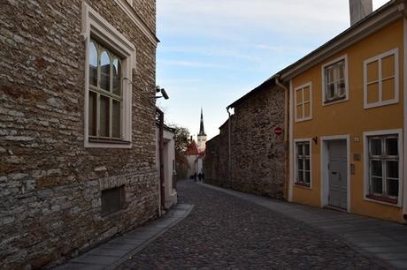11_Spaziergang-Gasse-Pikk-Jalg-Altstadt-Tallinn-Estland