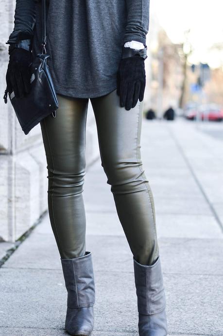 Outfit: Sweater with Zipper, Fake Leather Leggings and Earmuffs