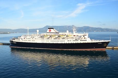 11_Kreuzfahrtschiff-Astoria-Voelkerfreundschaft-Hafen-Korfu-Griechenland-Kreuzfahrt-Mittelmeer
