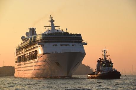 09_Kreuzfahrtschiff-Royal-Caribbean-Vision-of-the-Seas-Sonnenuntergang-Venedig-Italien-Kreuzfahrt-Mittelmeer