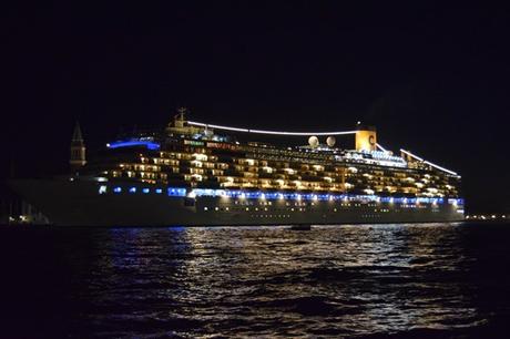 17_Kreuzfahrtschiff-Costa-Deliziosa-Venedig-Italien-nachts-Kreuzfahrt-Mittelmeer