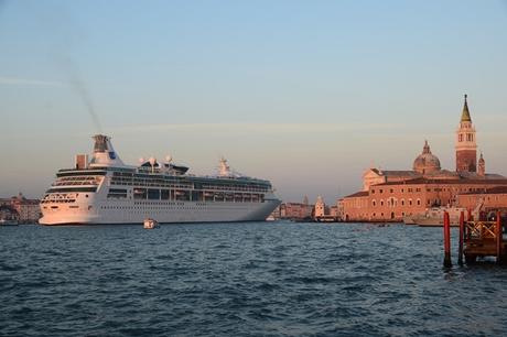30_Kreuzfahrtschiff-Vision-of-the-Seas-Auslaufen-Venedig-Italien-Sonnenuntergang