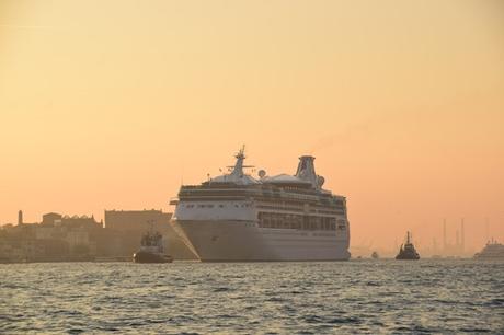 26_Kreuzfahrtschiff-Vision-of-the-Seas-Auslaufen-Venedig-Italien-Sonnenuntergang