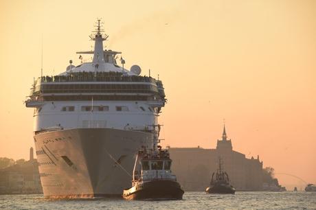 27_Kreuzfahrtschiff-Vision-of-the-Seas-Auslaufen-mit-Schlepper-Venedig-Italien-Sonnenuntergang