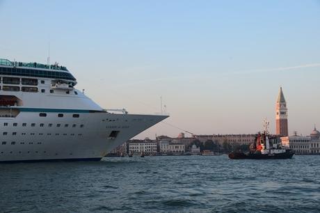 28_Kreuzfahrtschiff-Vision-of-the-Seas-Auslaufen-mit-Schlepper-Markusplatz-Venedig-Italien-Sonnenuntergang