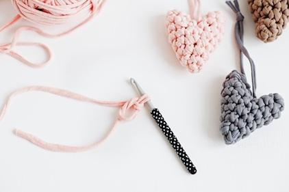 Crochet Heart pattern tutorial, make these cute little crochet hearts from fabric yarn or any other yarn and you will have great little ornaments or gift tags for any occasion on hand - also great for Valentine's craft. Original tutorial by lebenslustiger.com, Häkel Herz Anleitung, DIY Häkel Herz 
