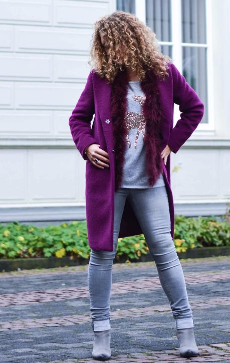 Outfit: Berry woolcoat, feather vest and sequin reindeer