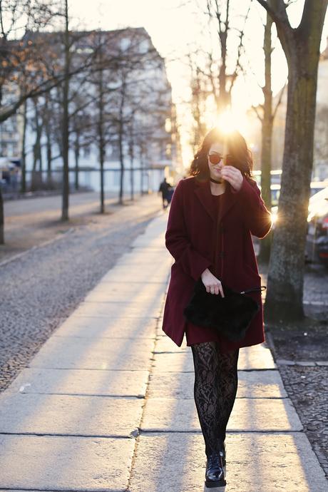 one tone burgundy gerry weber streetstyle street style look berlin blog samieze grunge outfit choker patterned tights chunky shoes lace up 