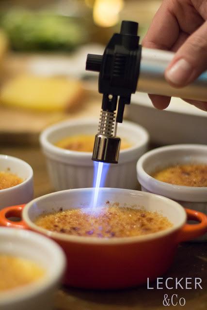 creme brulee creme brülee, creme brüllee, dessert, kreme brüllee, creme brule, nachtisch, vanille, tonkabohne, Orange, flambieren, zucker flambieren, creme brulee mit orange, creme brule mit tonkabohne, rezept, foodblog, foodblog fürth, foodblog nürnberg, tina kollmann, lecker&co, leckerundco, lecker co, 3. gang, lecker, einfache rezepte, rezept desser, rezept nachtisch, creme brulee selbst machen
