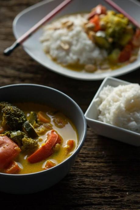 Vegetarisches Thai Curry mit Erdnüssen Vegetarisches Thai Curry mit Erdnüssen