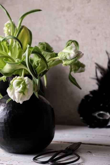 fim.works | Fotografie. Wortakrobatik. Wohngefühl. |  Die ersten Tulpen im neuen Jahr: weiße Papageientulpen
