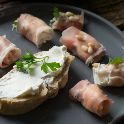 Leckeres Haselnuss Ciabatta mit Parmaschinken Röllchen Leckeres Haselnuss Ciabatta mit Parmaschinken Röllchen