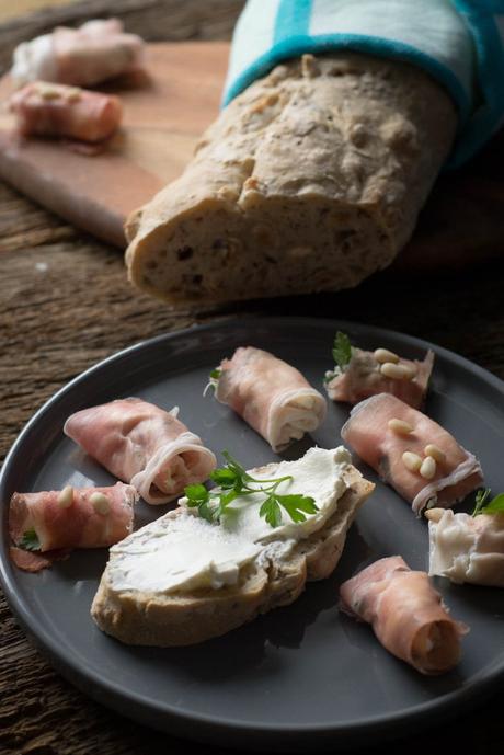 Leckeres Haselnuss Ciabatta mit Parmaschinken Röllchen Nuss Ciabatta frisch aus dem Ofen mit italienischem Fingerfood