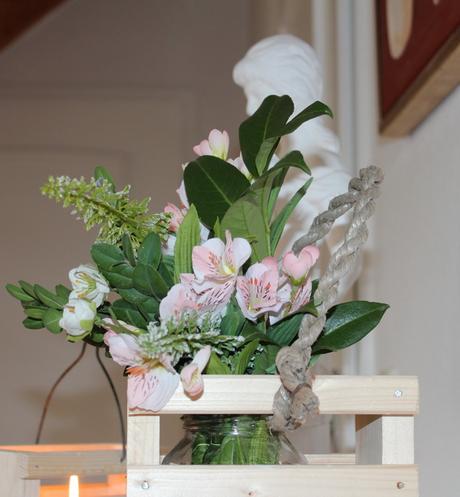 Windlicht - Holzkorb mit Blumen