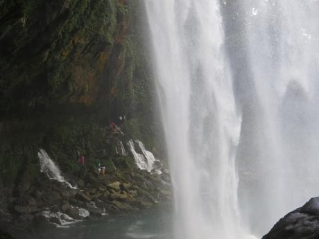 25_unter-dem-Wasserfall-Misol-Ha-Mexiko-Roadtrip