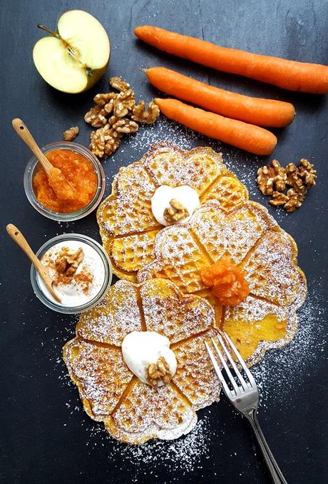 Frühstückswaffel mit Apfel & Karotte, dazu Joghurtcreme mit Honig und Walnüssen