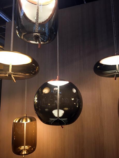 Lampen mit Seilaufhängung erinnert an Schifffahrt Internationalen Möbelmesse imm2017 in Köln mit Herstellern wie String, Vita, Bloomingville,Cane-line und Carolijn Slottje