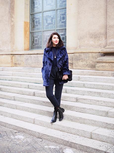 shades of blue fashion week berlin streetstyle winter fw mbfw look blogger samieze faux fur asos oasis suit pants addax pointed black boots turtleneck shirt  sif jakobs gold necklace
