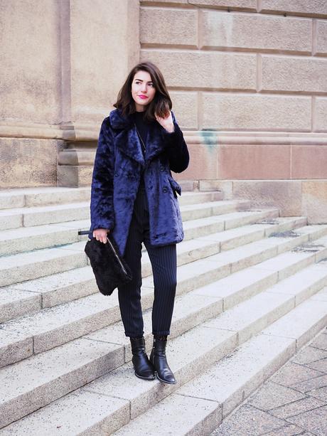shades of blue fashion week berlin streetstyle winter fw mbfw look blogger samieze faux fur asos oasis suit pants addax pointed black boots turtleneck shirt  sif jakobs gold necklace