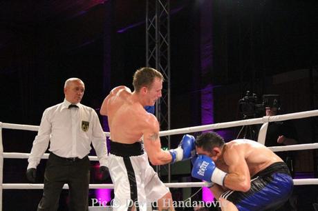 Foto: Andreas Maier vs. Marcin Ficner (mit Ringrichter Goran Filipovic)