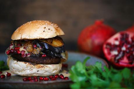 Der Oriental-Burger: Mit Auberginen, Granatapfel und Sesam-Koriander-Majonnaise