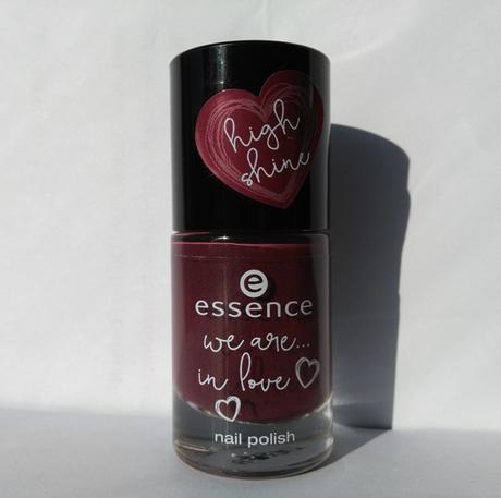 essence we are ... flawless contouring lipliner 02 P.S. We heart Red (LE) + essence we are ... in love nail polish 03 I heart you berry much (LE)