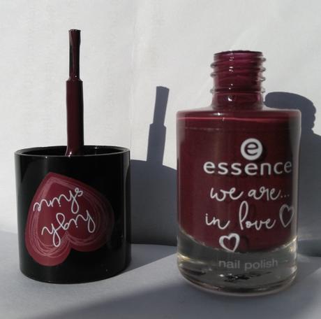 essence we are ... flawless contouring lipliner 02 P.S. We heart Red (LE) + essence we are ... in love nail polish 03 I heart you berry much (LE)