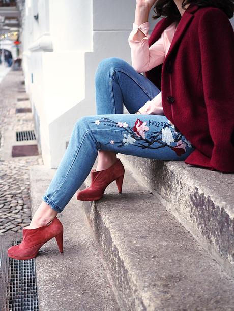 valentine's day outfit look romantic denim date outfit casual streetstyle girly wrapped chiffon blouse toyshop embroidered embroidery gerry weber red coat pink romantic colors berlin blog fashion samieze