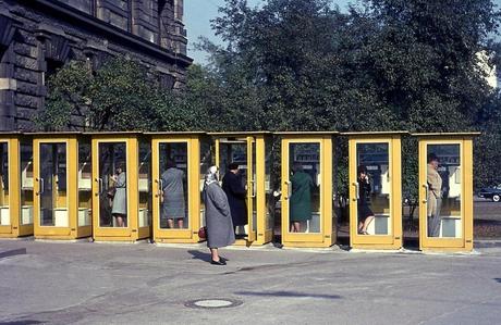 Telefonzellen am Maximilianplatz 1968; Foto: Juergen/Timeline Images
