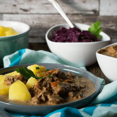Butterweiches Rindergulasch aus dem Slowcooker Butterweiches Rindergulasch aus dem Slowcooker