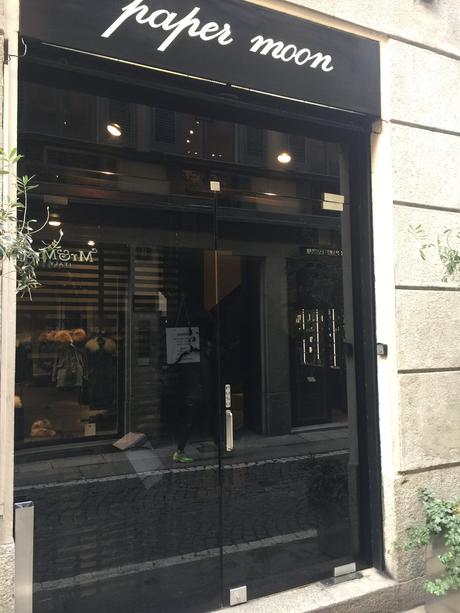 Eines meiner Lieblingsrestaurants in Mailand ist das paper moon - hier gibt es die besten Pizzen, Parpadelle und überhaupt - ich esse hier am liebsten Carcoffi Crudo und sehe mir das Treiben der Mailänder Fashionistas an. 