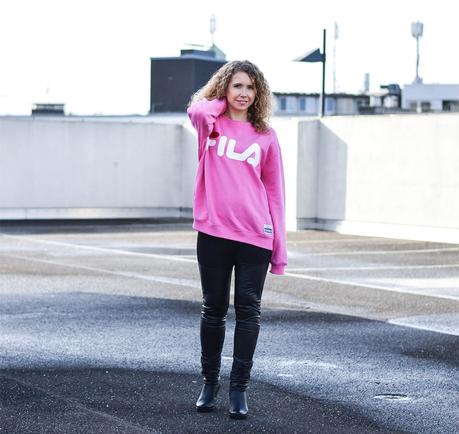 Outfit: Pink Fila Sweater meets Fake Leather Leggings and High Heel Booties