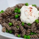 Pasta mit Erbsen und Knoblauch-Joghurtsauce