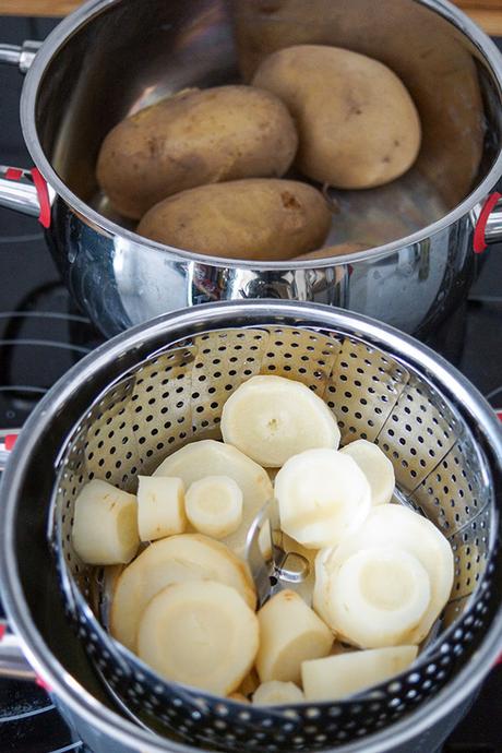 Kartoffelknödel mit Pastinaken und Pilzsoße