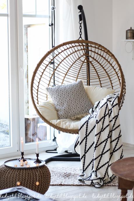 Scandiboho Style im Wohnzimmer Esszimmer in Weiß Schwarz und Holz Interior Inspiration