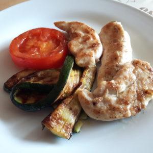 Gegrilltes Rosmarin-Hähnchenfilets mit Zucchini und Tomate Gegrilltes Rosmarin-Hähnchenfilets mit Zucchini und Tomate