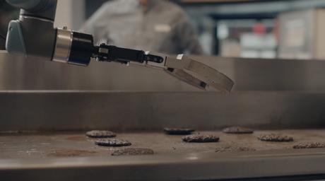 Roboter ‚Flippy‘ dreht Burger im Fastfood-Restaurant