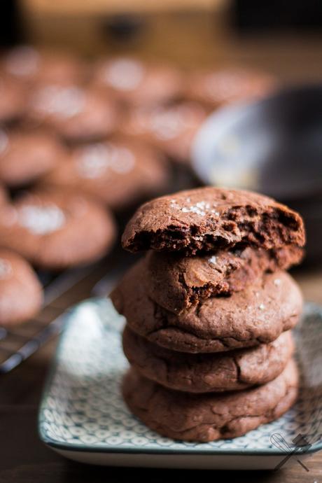 Schokoladen Cookies mit Nutellafüllung und Meersalz