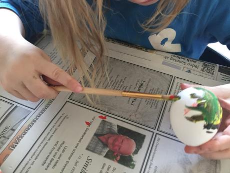 Ostereier bemalen mit Kindern - Jannes malt